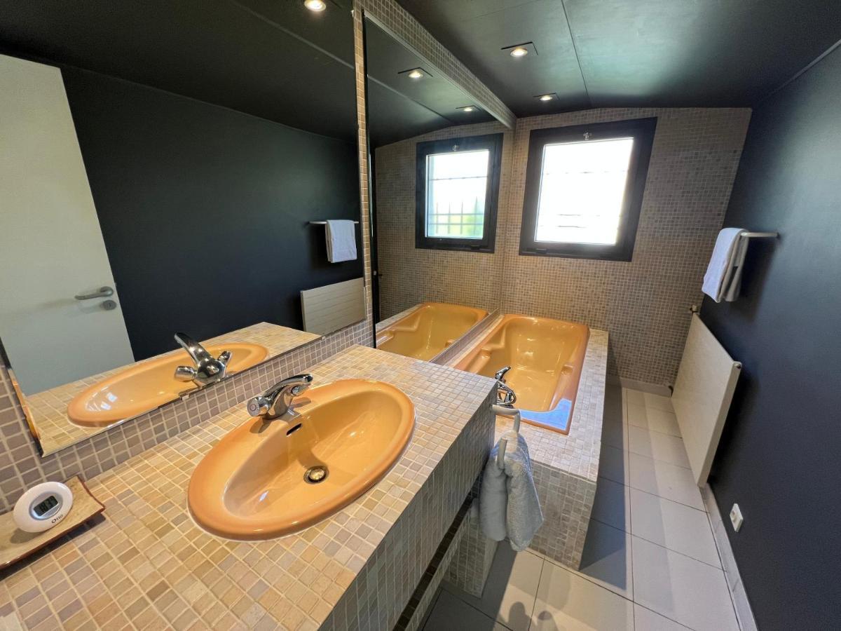 "La Villa Bali", En Bord De Mer A 5 Mn Des Plages Avec Piscine A Cascade, Grand Exterieur Unique Sur Le Theme De Bali Six-Fours-les-Plages Exterior foto